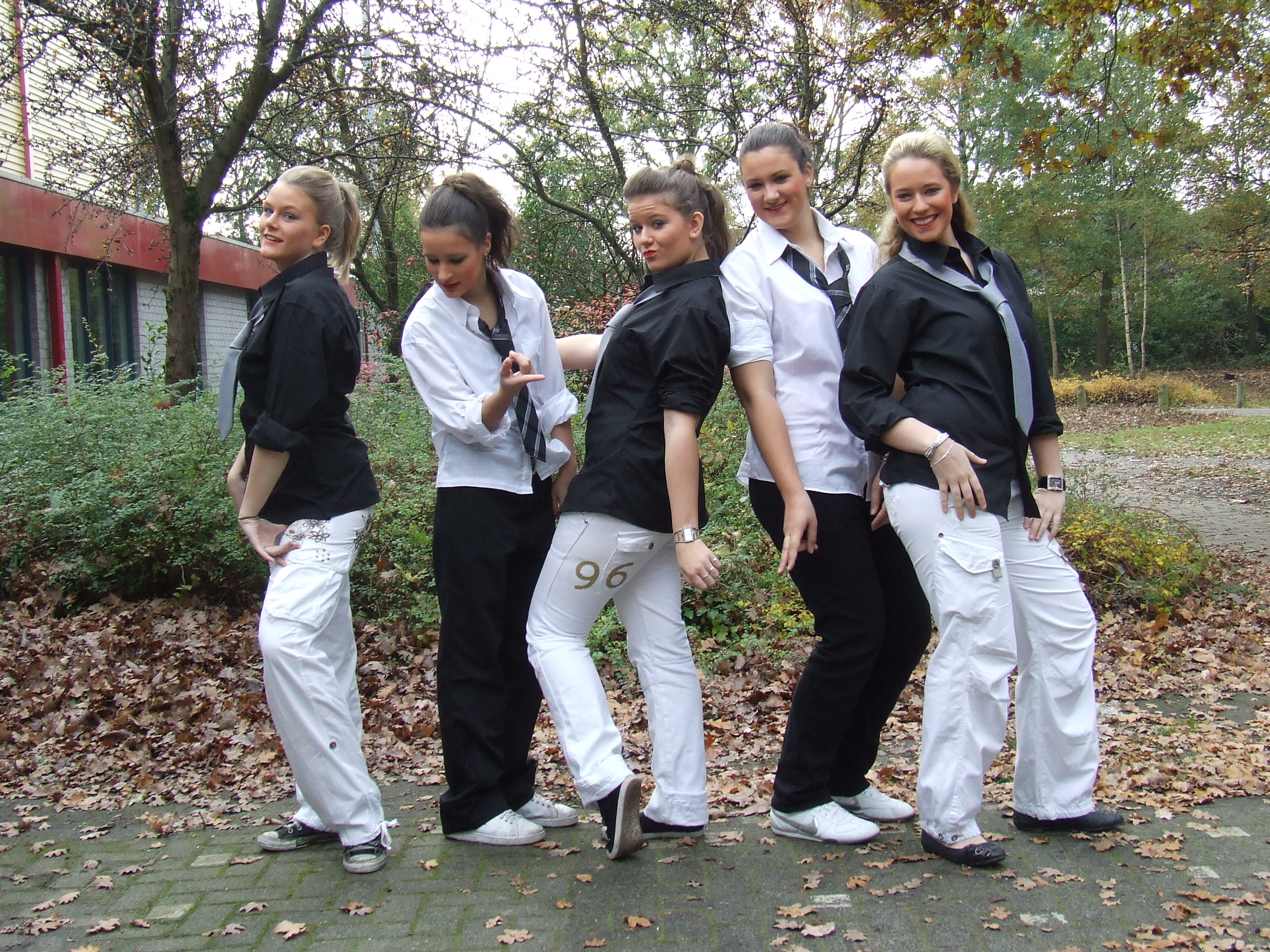 2008_street 1e dans.JPG