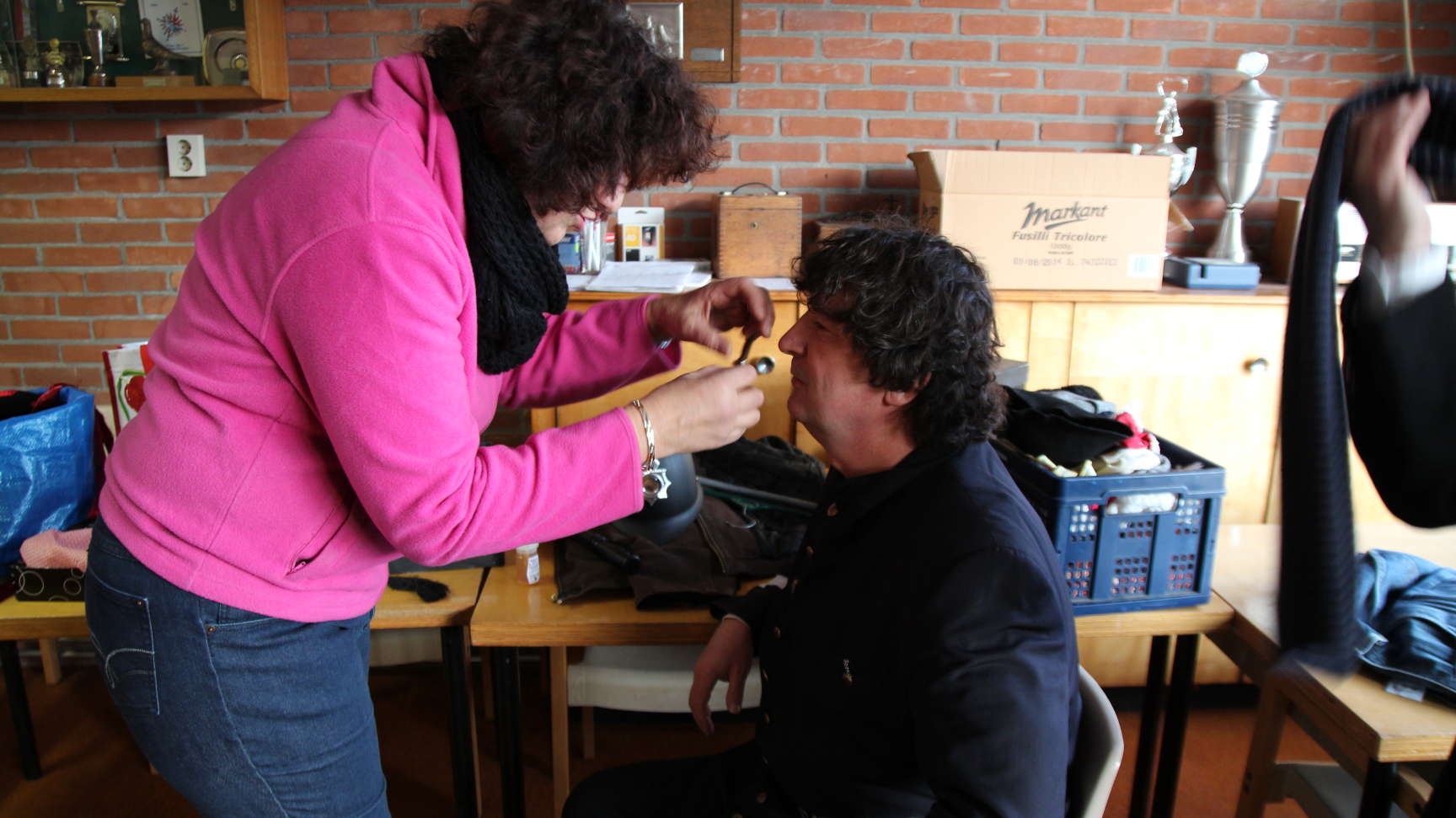 Snor omhoog of naar beneden?