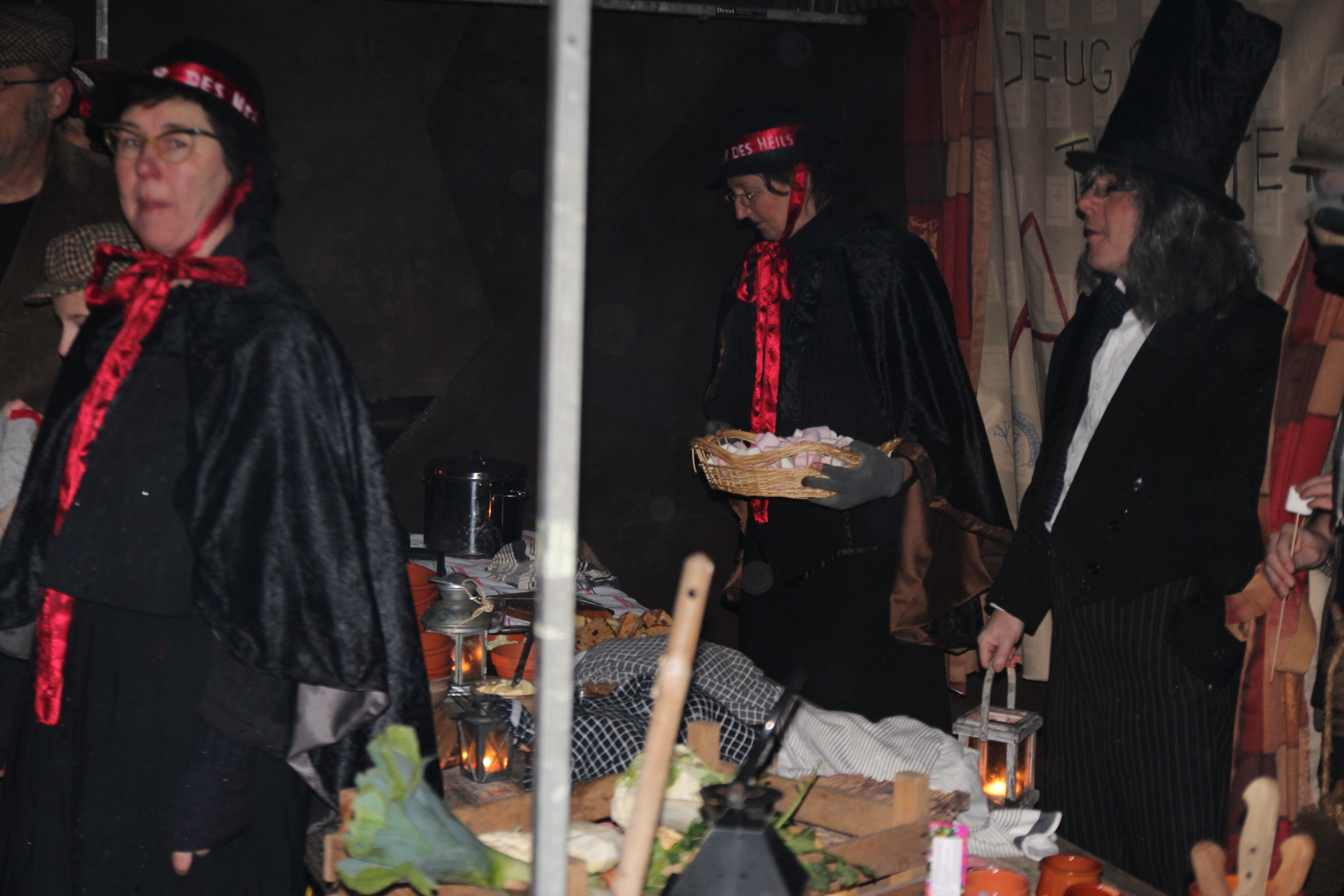 Volgens mij regent het weer, zo veel volk in de kraam