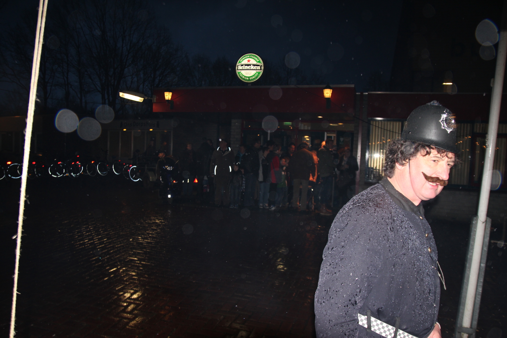 Zelfs de bobby komt even langs, maar kijk...