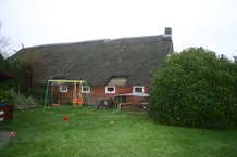 Deze kant is alleen bereikbaar vanaf het erf van onze achterburen. De rechter raampjes komen uit op het werkblad van de toekomstige keuken. De linker raampjes op de badkamer. Deze foto is overigens pas op 11 november 2005 gemaakt.